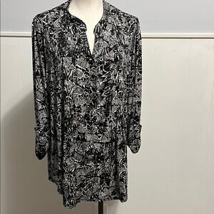 ROZ & ALI Black and White Pleated Geometric Women's Top/ Blouse 
size 3X